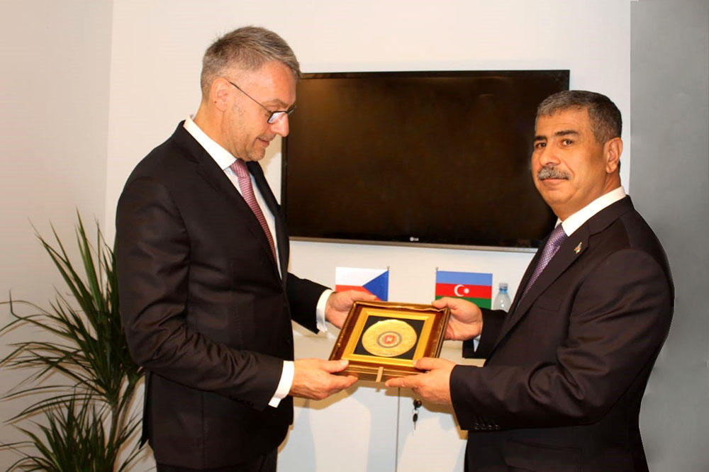 Azerbaijan Defense Minister meets with his Czech counterpart [PHOTO]