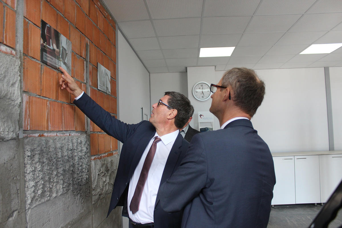 Swiss State Secretary impressed with Holcim project