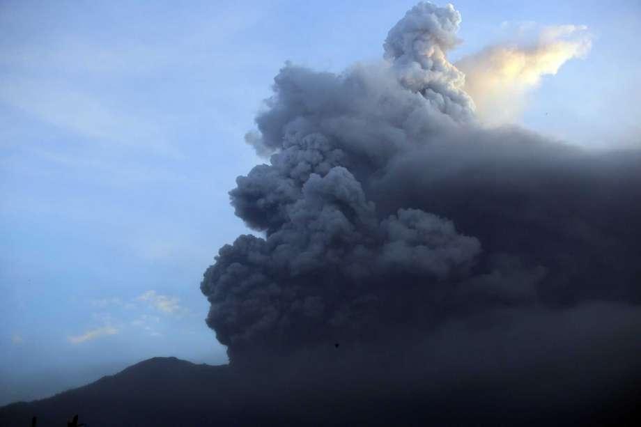 Ebeko volcano on Kuril islands throws ash at 2.8 miles