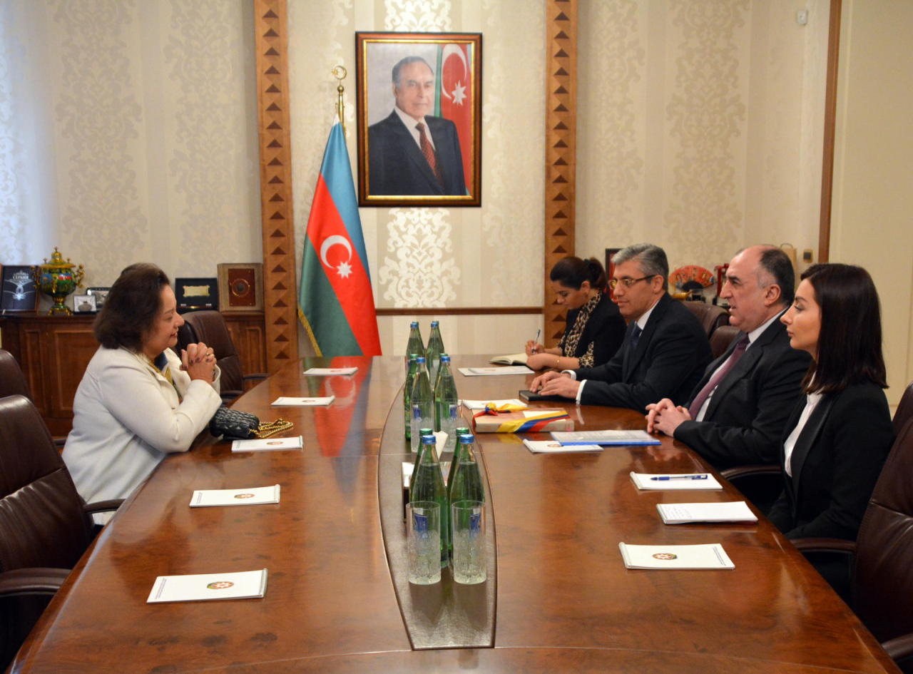 Azerbaijani FM receives outgoing charge d'affaires of Columbia