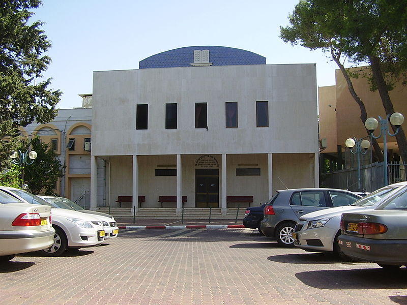 Politicians outraged over defacement of Ramat HaSharon synagogue