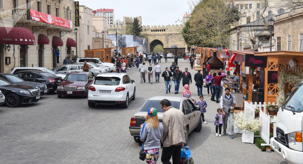 Russian tourists choose Baku for shopping