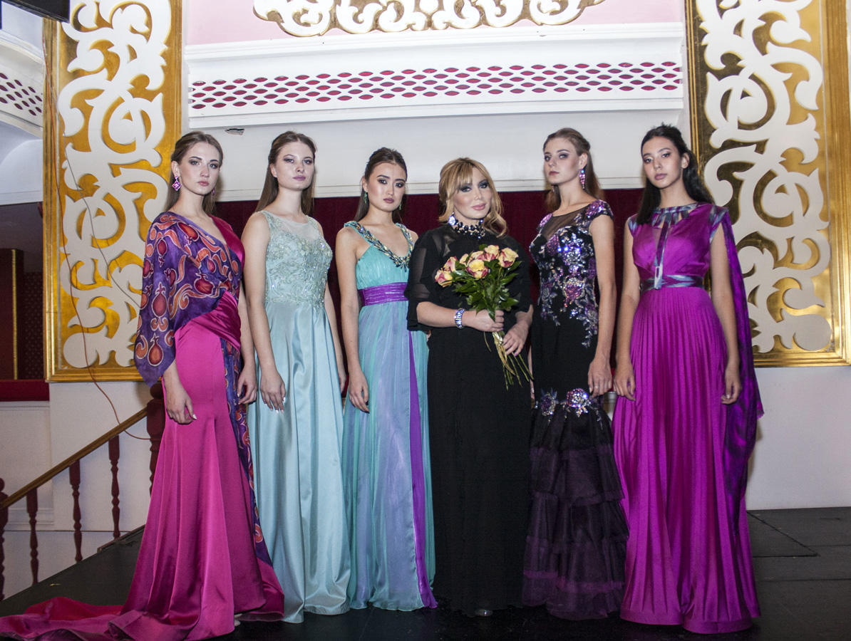 Fashion collection of national designer shine in Russia [PHOTO]