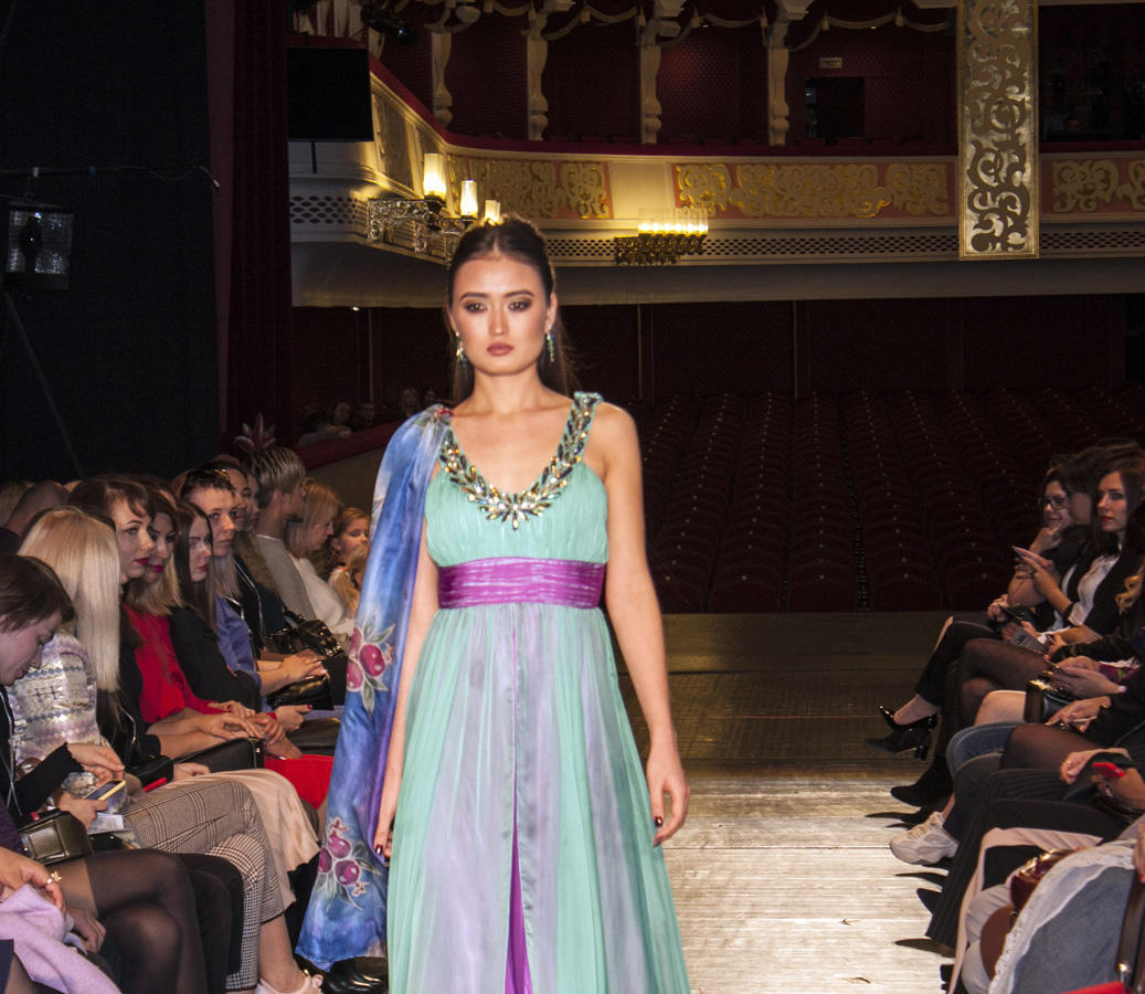 Fashion collection of national designer shine in Russia [PHOTO] - Gallery Image