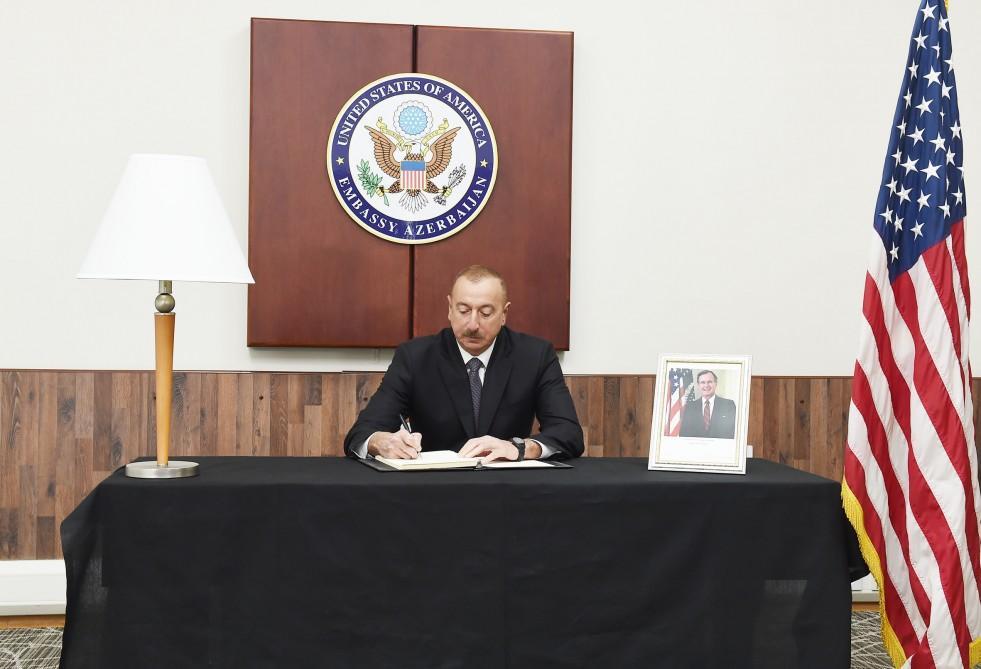 Ilham Aliyev visits US embassy to offer condolences over death of 41st US President George Bush [PHOTO]