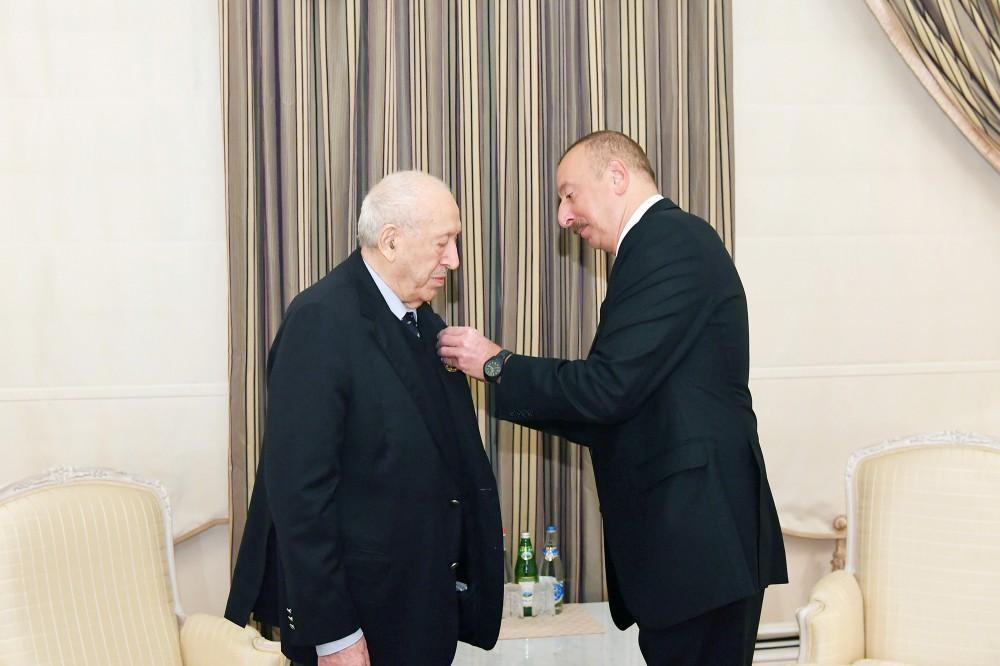 President Aliyev presents "Labor" Order 1st Class to People’s Artist Tahir Salahov [PHOTO]