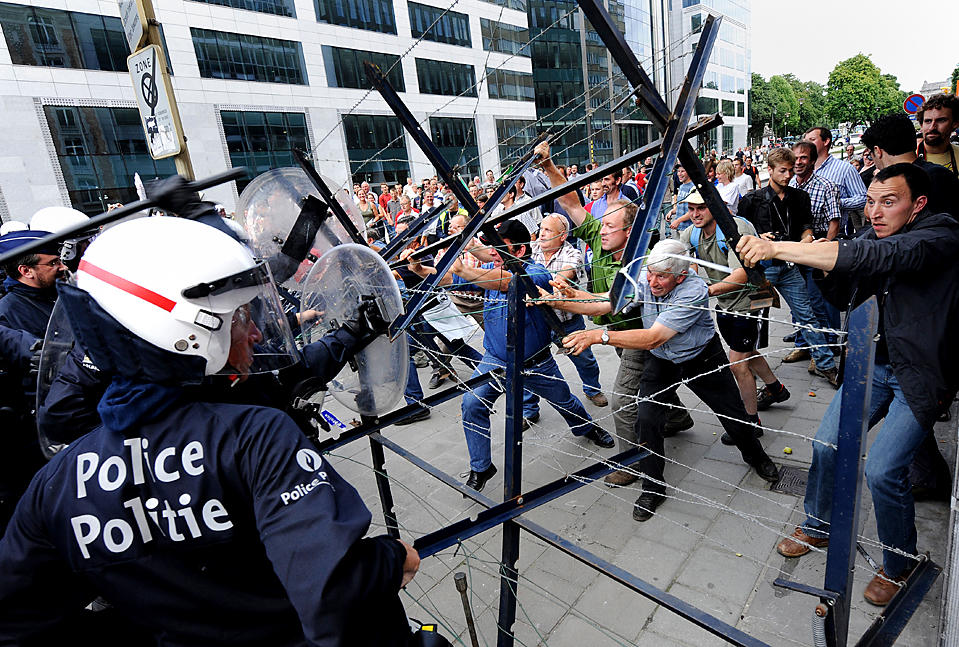 450 detained in Brussels after police clash with "yellow vest" protesters