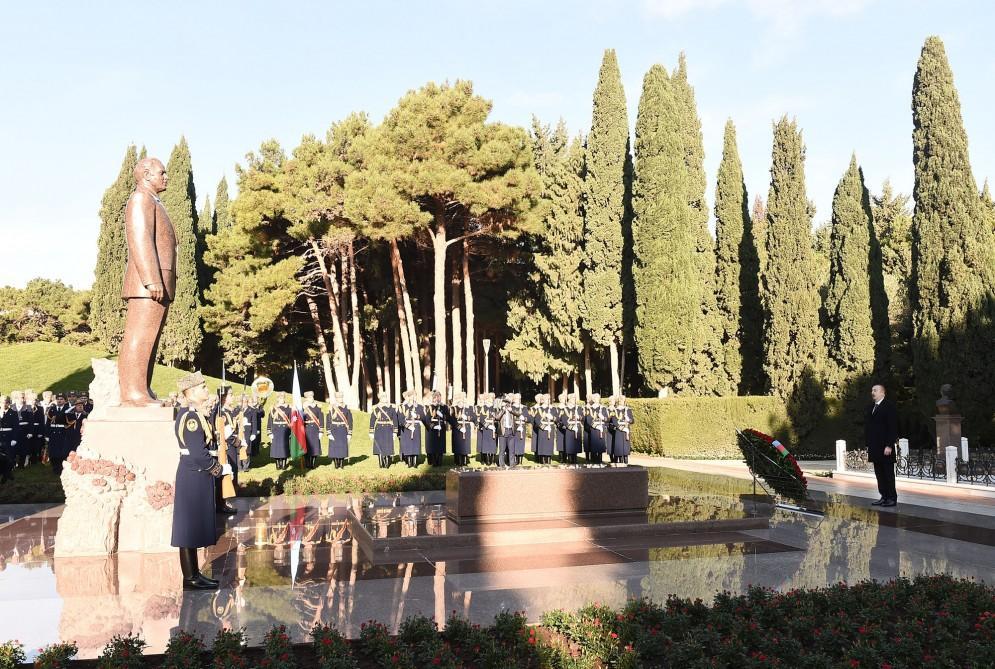 President Ilham Aliyev, family members visit grave of national leader Heydar Aliyev [PHOTO]