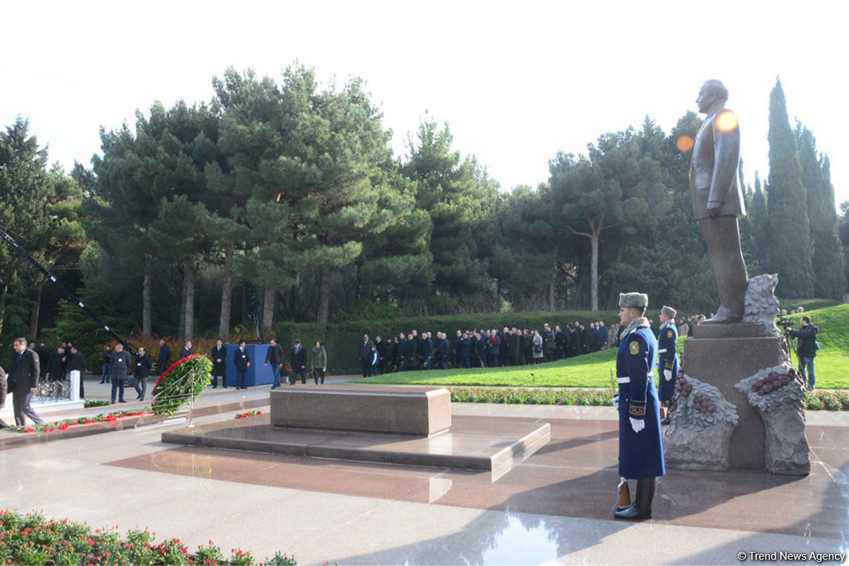 Azerbaijani public reveres memory of great leader Heydar Aliyev [PHOTO]