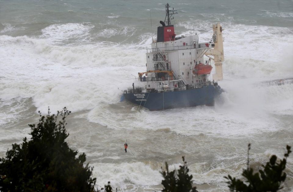 Azerbaijanis - most of crew saved from stranded ship in Black Sea