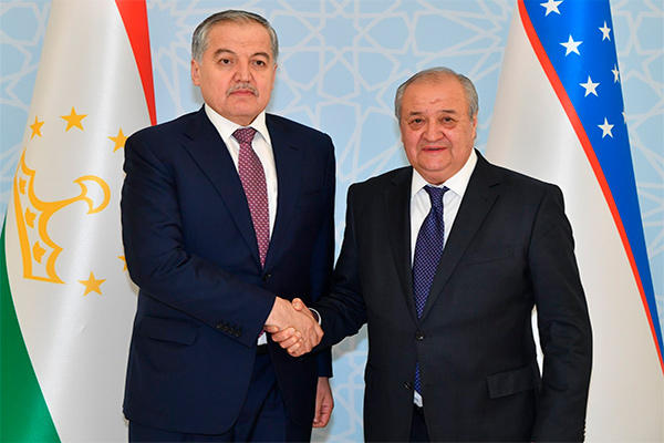 Uzbek, Tajik FMs discuss joint activities