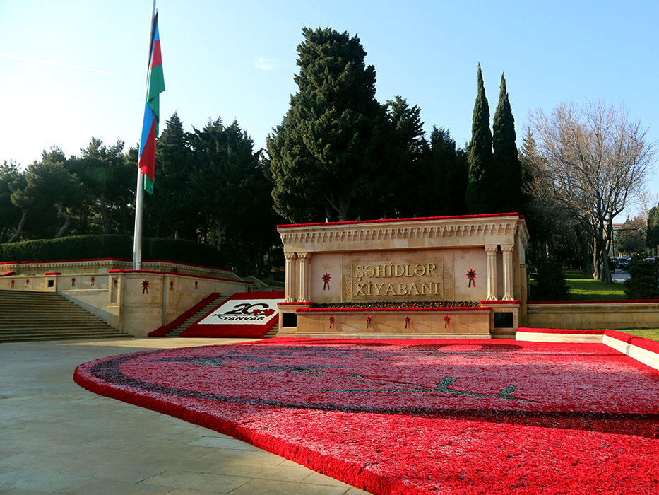 Military personnel of Ministry of Defense visit Alley of Martyrs [PHOTO]