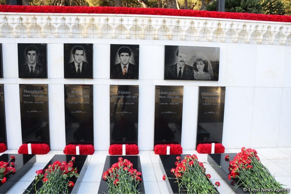 Azerbaijani public pays tribute to January 20 victims [PHOTO]