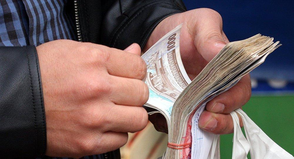Uzbek currency hits record low