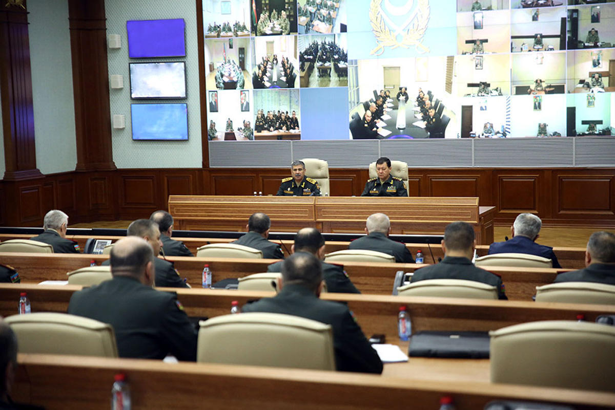 Azerbaijani defense minister gives important instructions to commanders