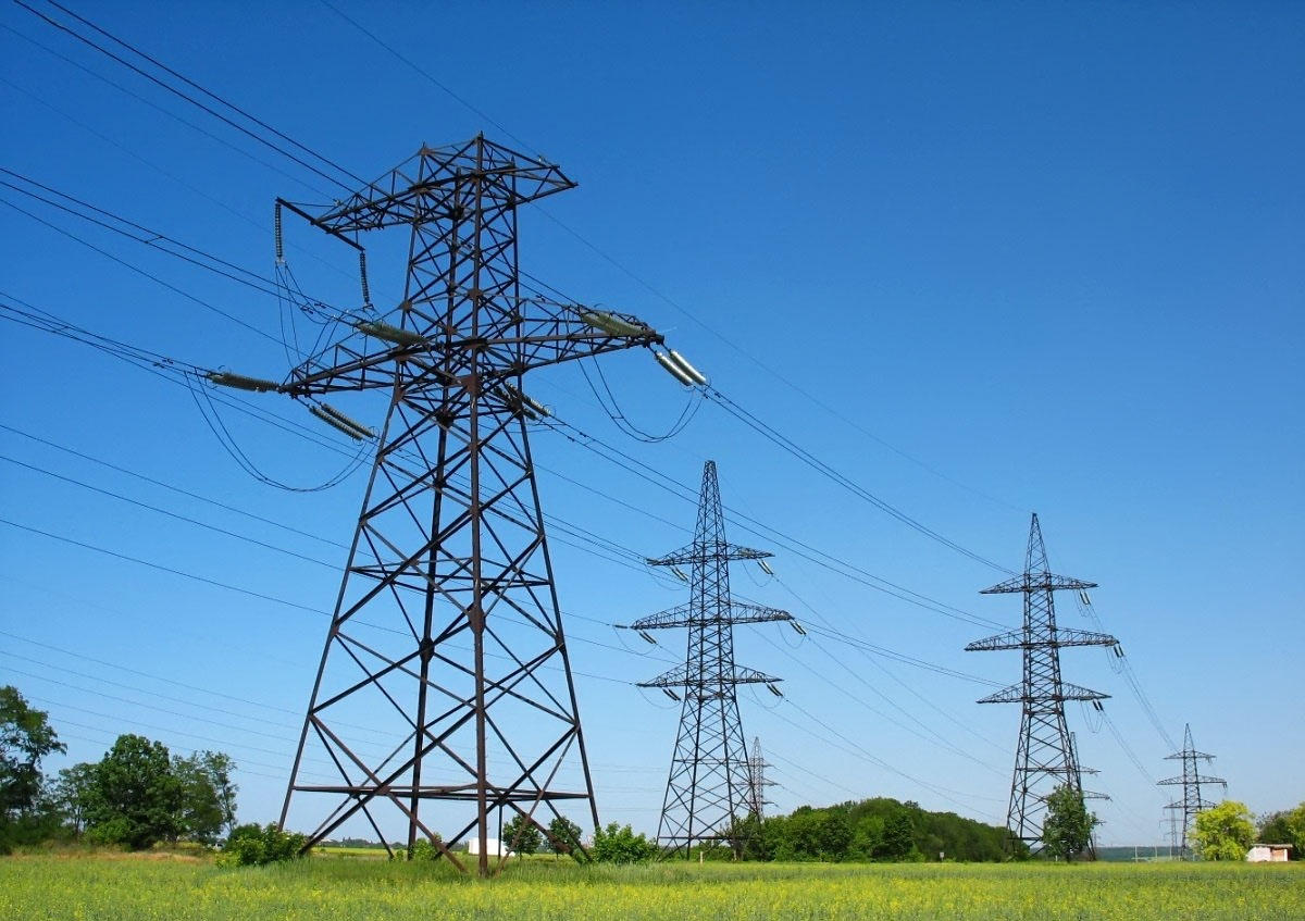 Reconstruction of overhead power lines between Azerbaijan and Georgia is being completed.