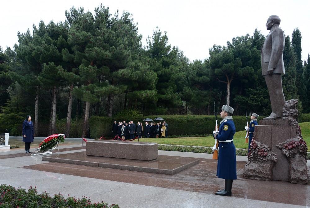 Georgian president pays respect to Azerbaijan's national leader Heydar Aliyev [PHOTO]