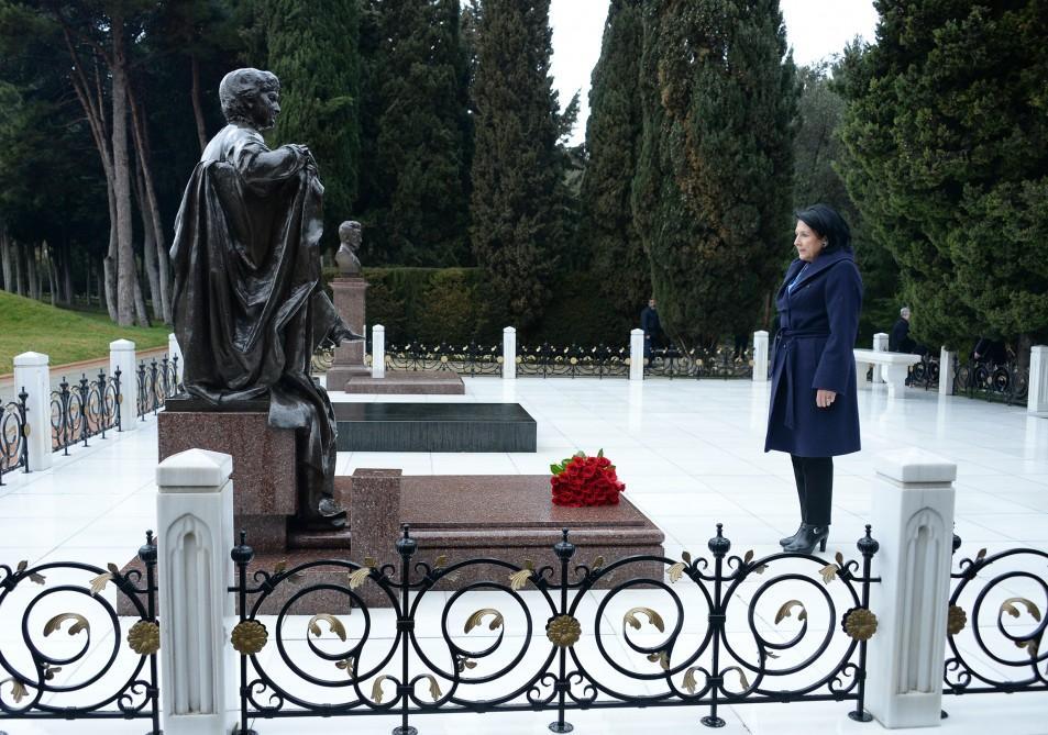 Georgian president pays respect to Azerbaijan's national leader Heydar Aliyev [PHOTO] - Gallery Image