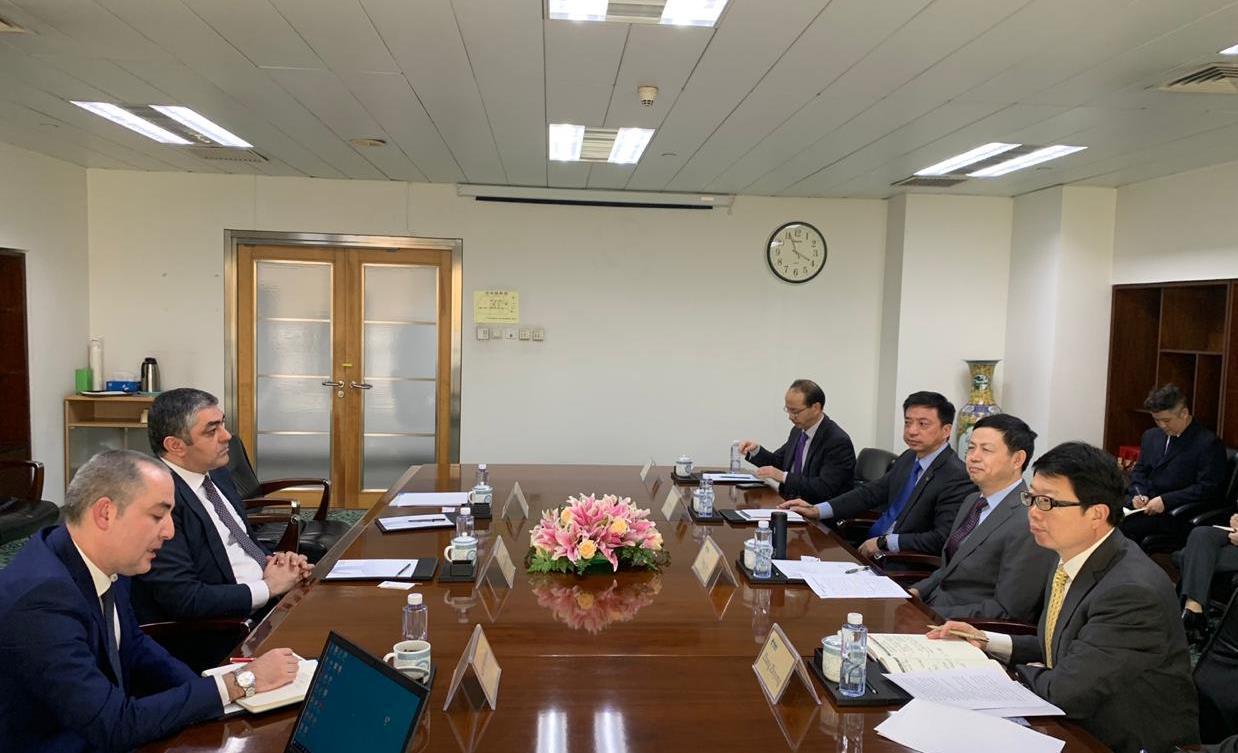 Azerbaijani ministers meet managers of Huawei, China Telecom