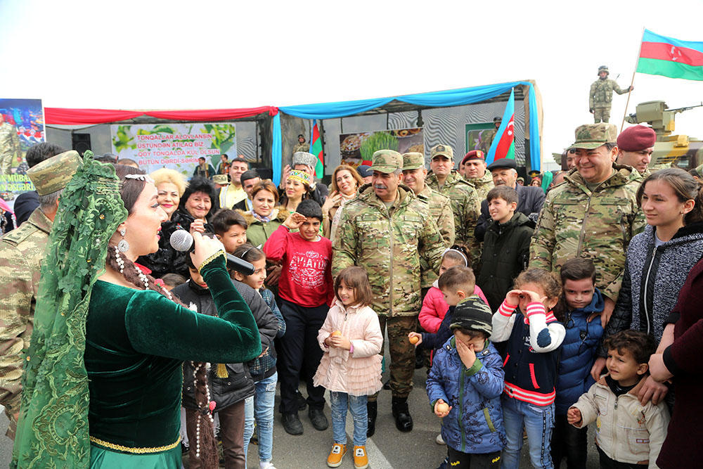 Azerbaijan’s Defense Minister takes part in Open Doors Day [PHOTO/VIDEO]