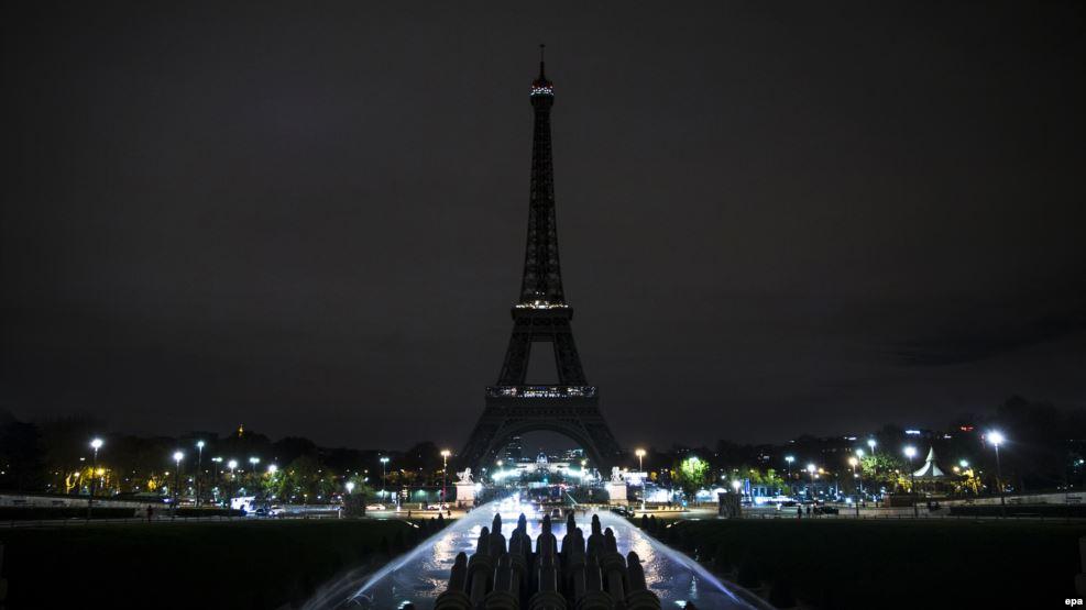 Eiffel Tower goes dark for Earth Hour