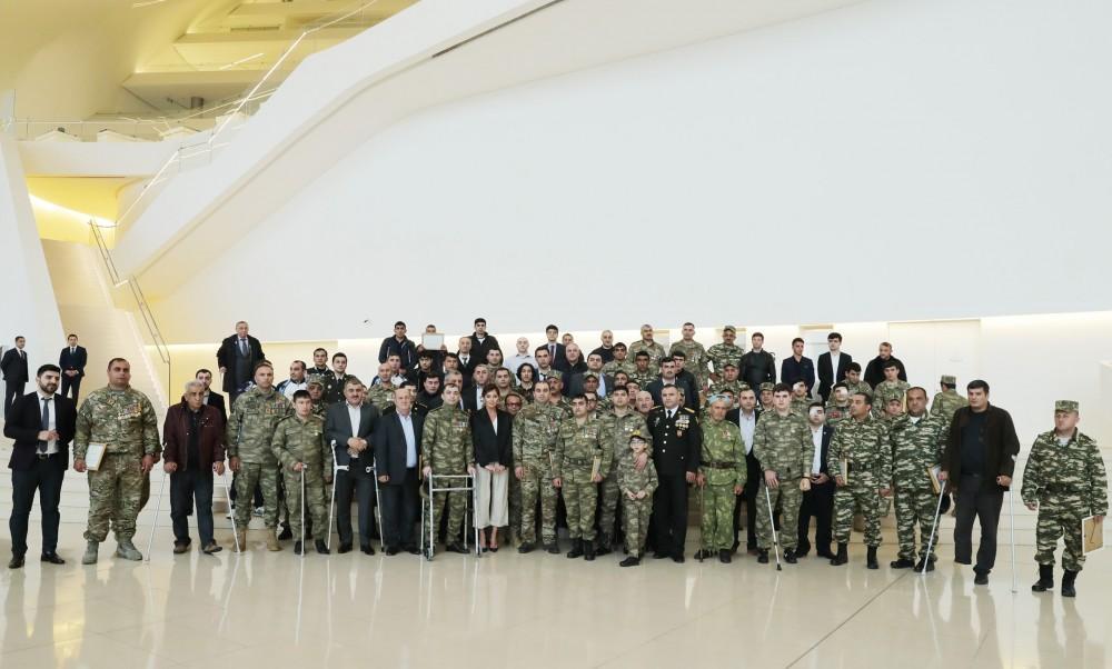 First Vice-President Mehriban Aliyeva meets with servicemen supplied with high-tech prostheses [PHOTO]