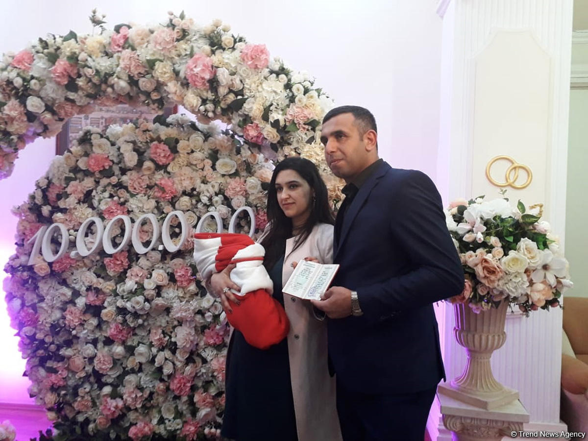 Birth certificate presented to parents of Azerbaijan’s 10 millionth citizen [PHOTO]