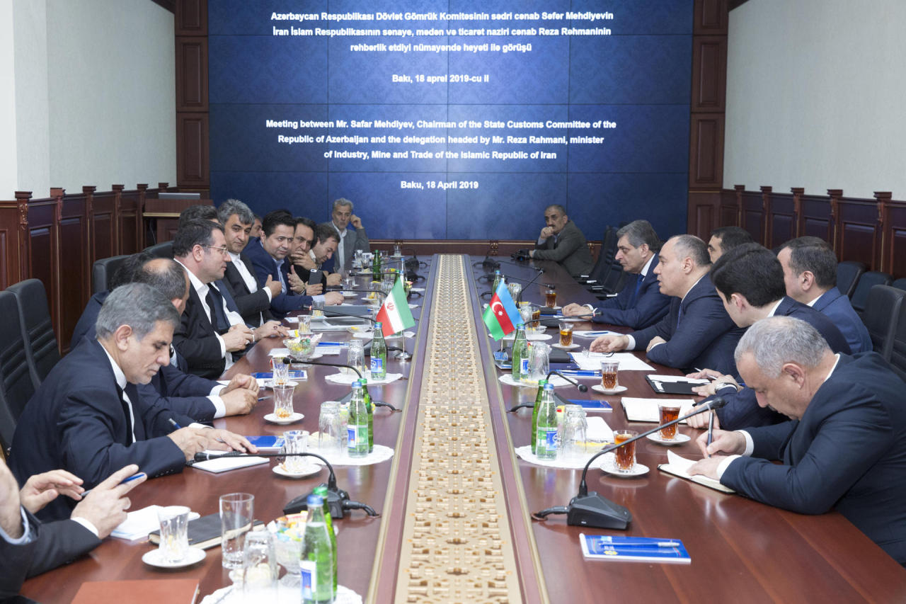 Azerbaijan’s State Customs Committee Chairman meets with Iranian delegation