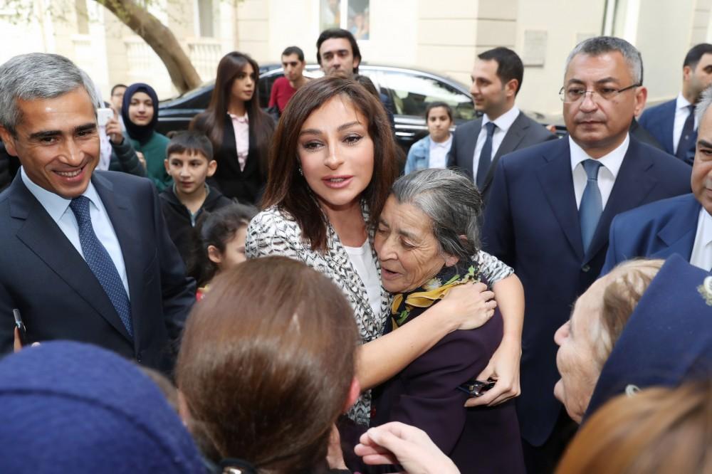Azerbaijan's First Vice-President Mehriban Aliyeva meets with IDPs [PHOTO]