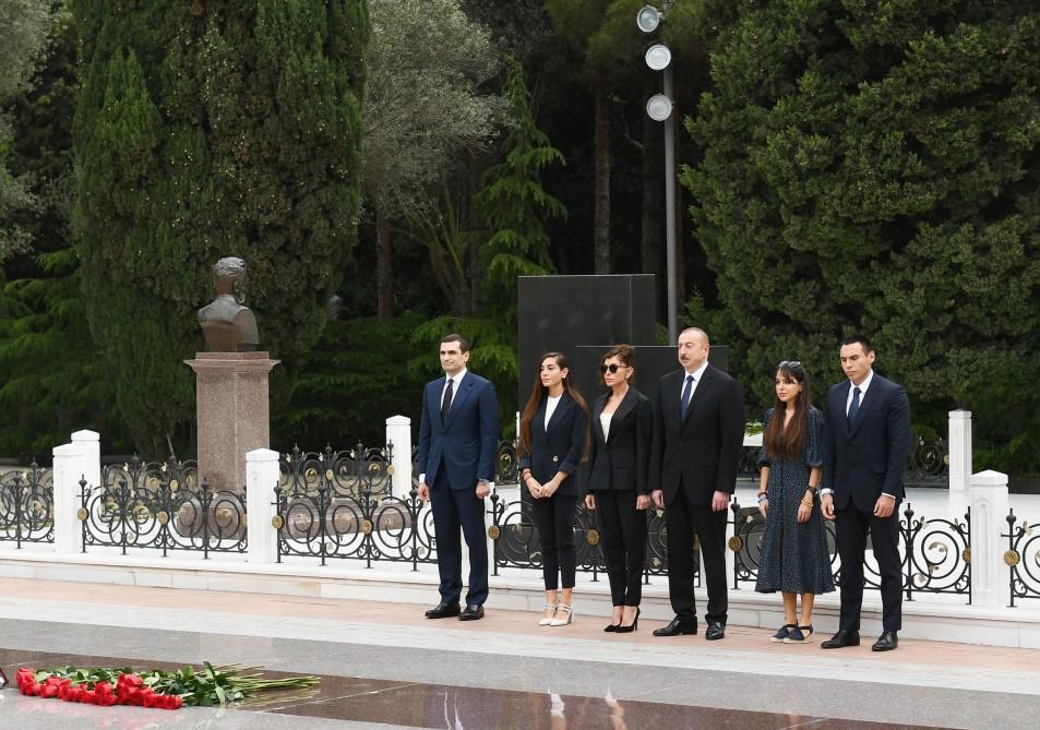 Azerbaijani president, First Lady visit grave of national leader Heydar Aliyev [PHOTO]