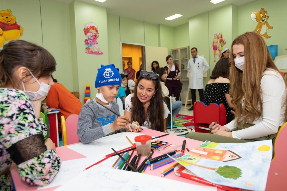 Leyla Aliyeva meets with children in clinic of National Oncology Center [PHOTO]