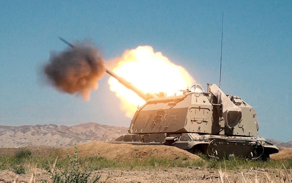 Azerbaijani artillery fires Msta-S howitzers [VIDEO]