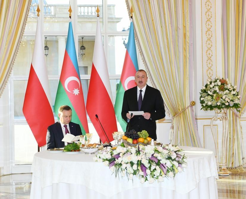 President Ilham Aliyev hosts official reception in honor of Polish President Andrzej Duda