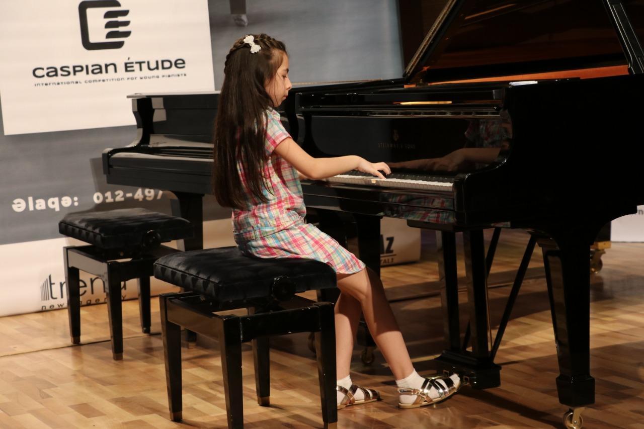 Caspian Etude young pianists' сompetition underway [PHOTO]