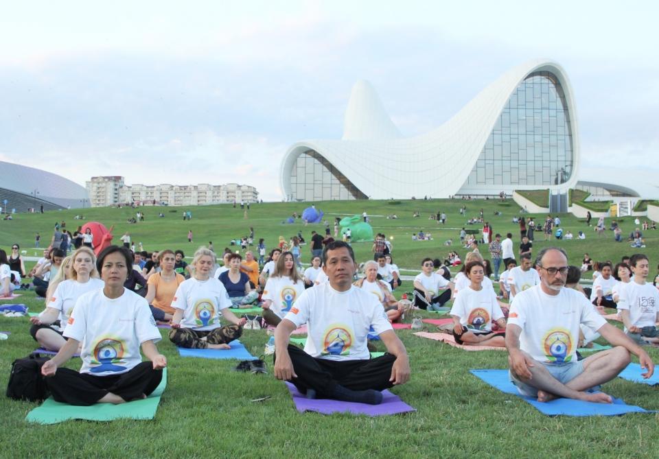 Yoga session held in park of Heydar Aliyev Center [PHOTO]
