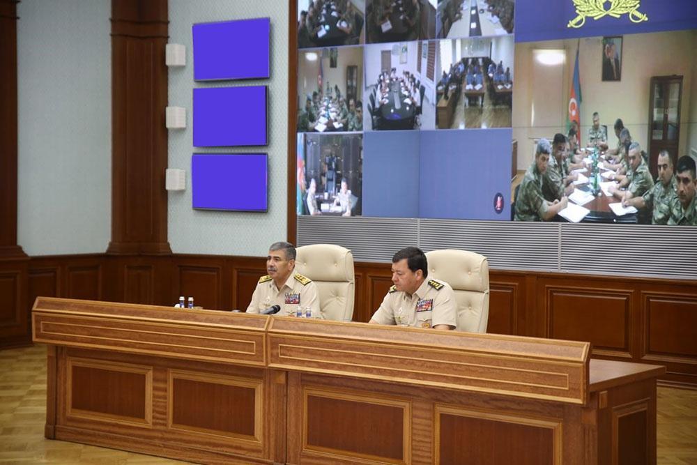 Azerbaijan defense minister holds official meeting on eve of Armed Forces Day [PHOTO]