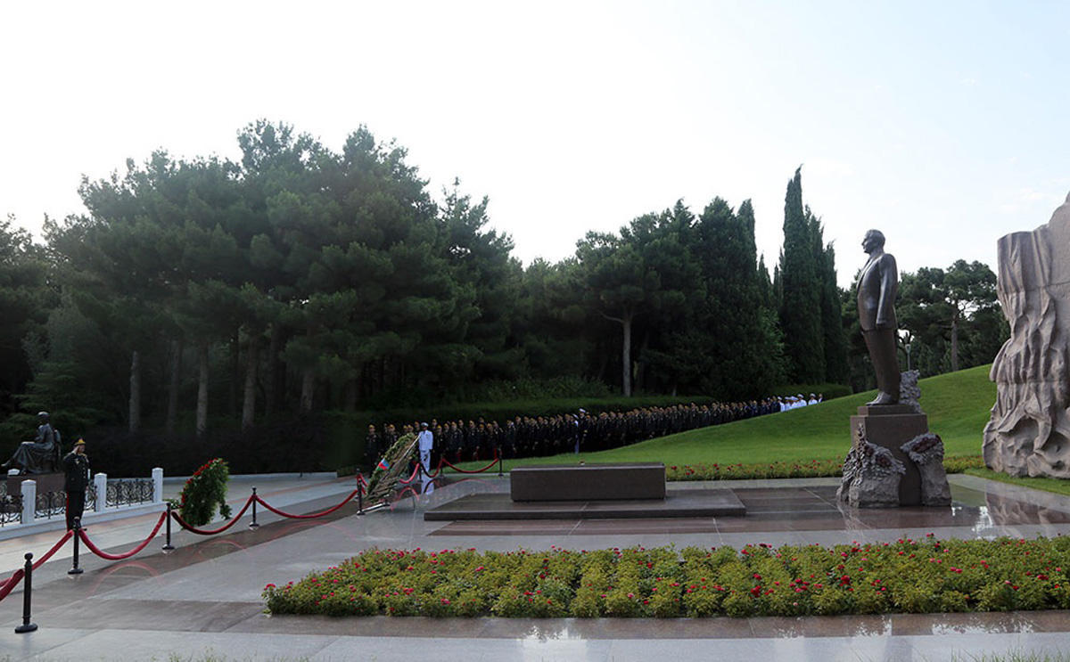Azerbaijani Defense Ministry’s leadership visits Alley of Honors and Alley of Martyrs [PHOTO]