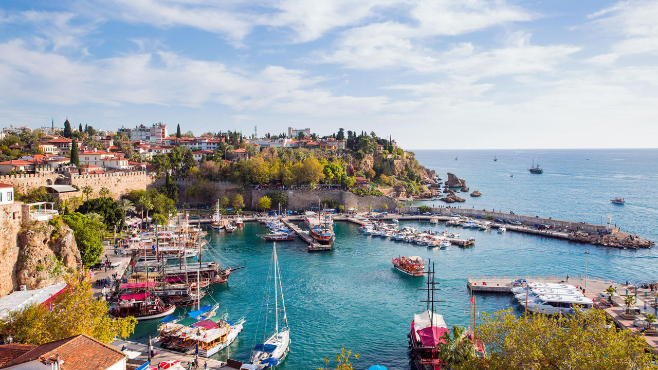 How many Azerbaijani citizens live in Turkey’s Antalya?