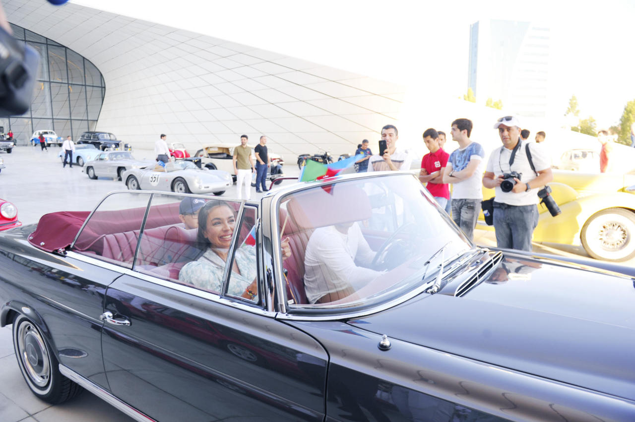 Classic cars drive to streets of Baku [PHOTO]