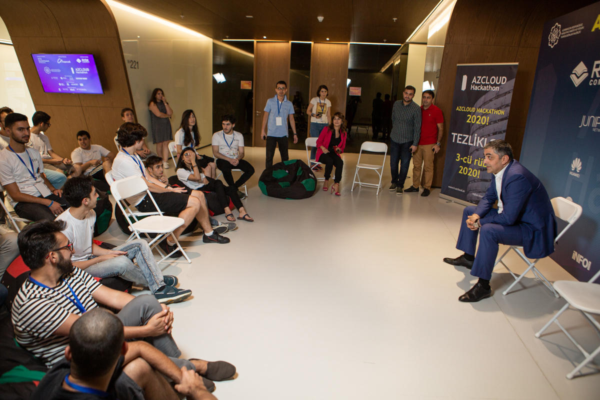 Azerbaijani minister meets with participants of AZCLOUD Hackathon 2019 contest