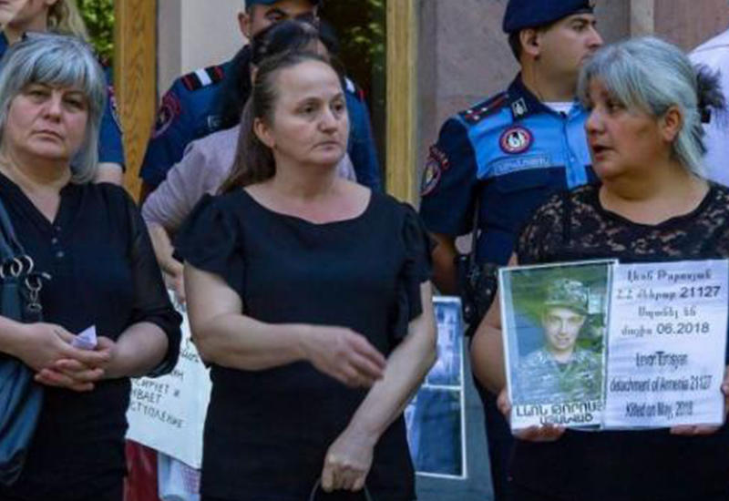 Armenian soldiers' mothers again protest