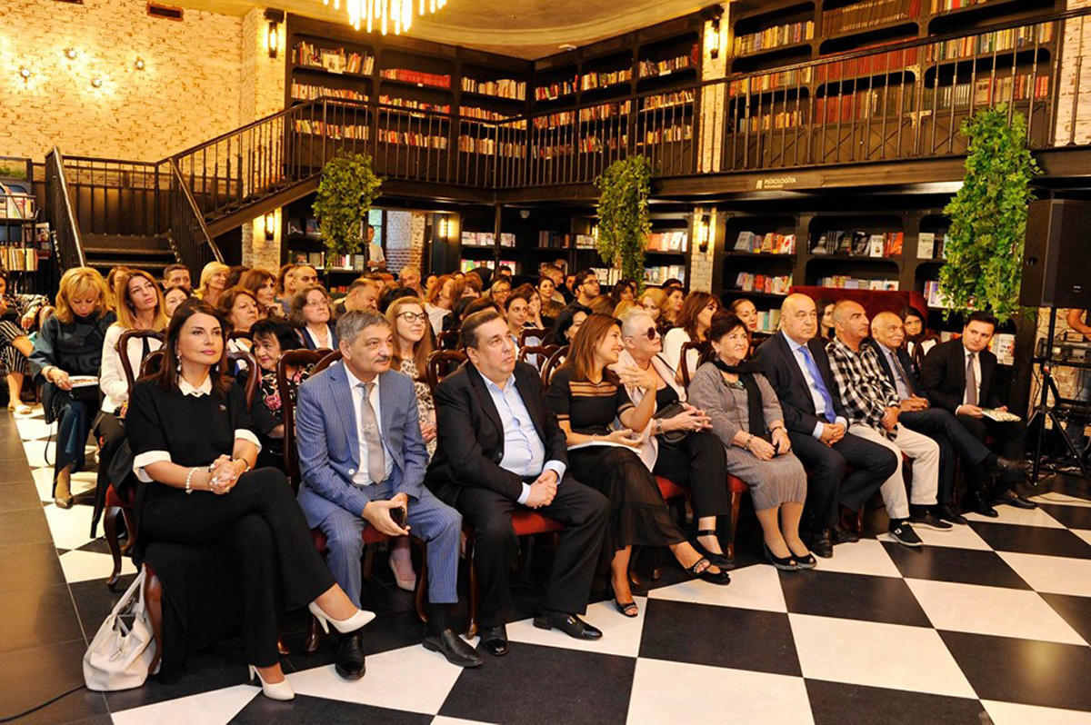 Baku book center. Баку бук центр. Баку бук центр часы работы.