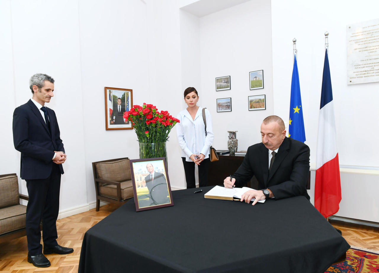 Azerbaijani president, First Lady visit French embassy to offer condolences over death of ex-President Chirac [PHOTO]