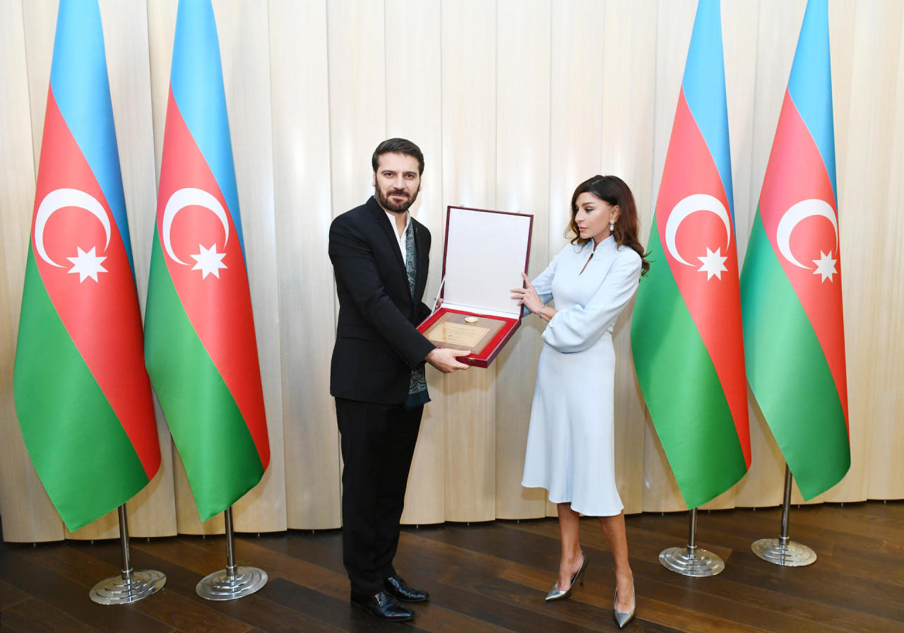 First VP Mehriban Aliyeva presents Sami Yusuf honorary diploma [PHOTO]