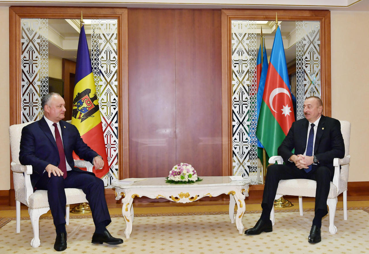 President Ilham Aliyev meets with Moldovan President Igor Dodon [UPDATE]