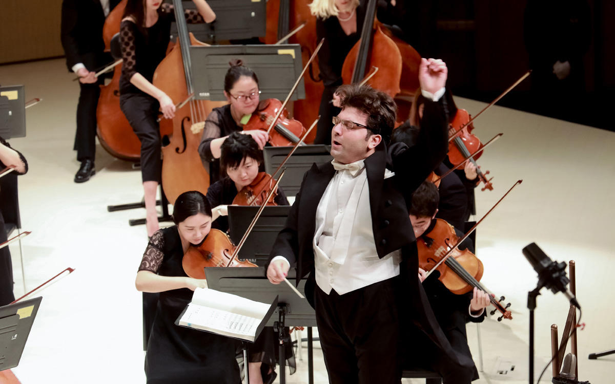 National conductor shines in China [PHOTO]