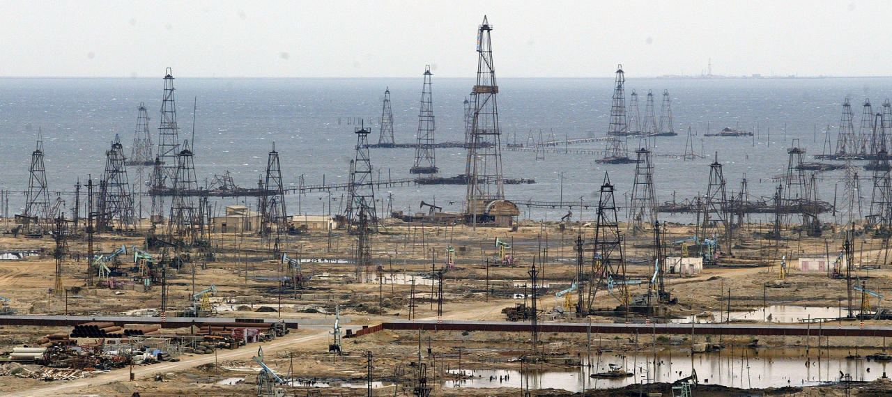Azerbaijan lowers oil, boosts gas production