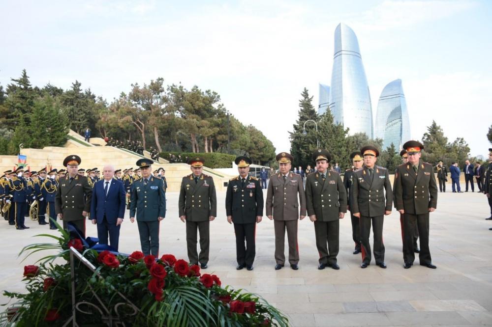 Participants of CIS Council of Defense Ministers Meeting visit Alley of Martyrs in Baku [PHOTO]