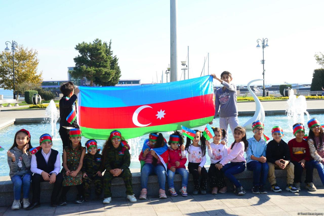 Festive event on occasion of National Flag Day held on Baku Boulevard [PHOTO] - Gallery Image