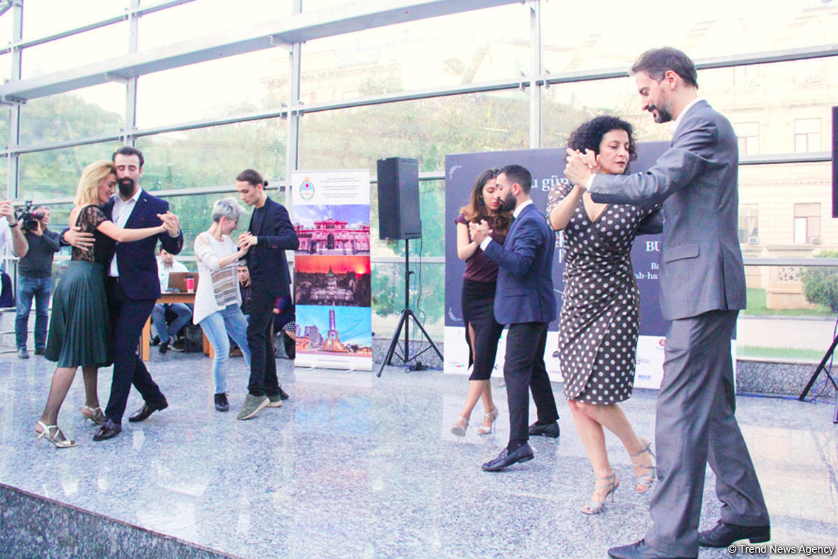 Unique dance show surprises Baku metro passengers [PHOTO/VIDEO]